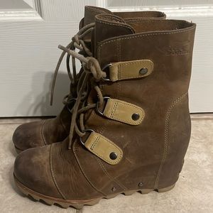 Well used women’s sorel wedge lace up boots. Size 8?